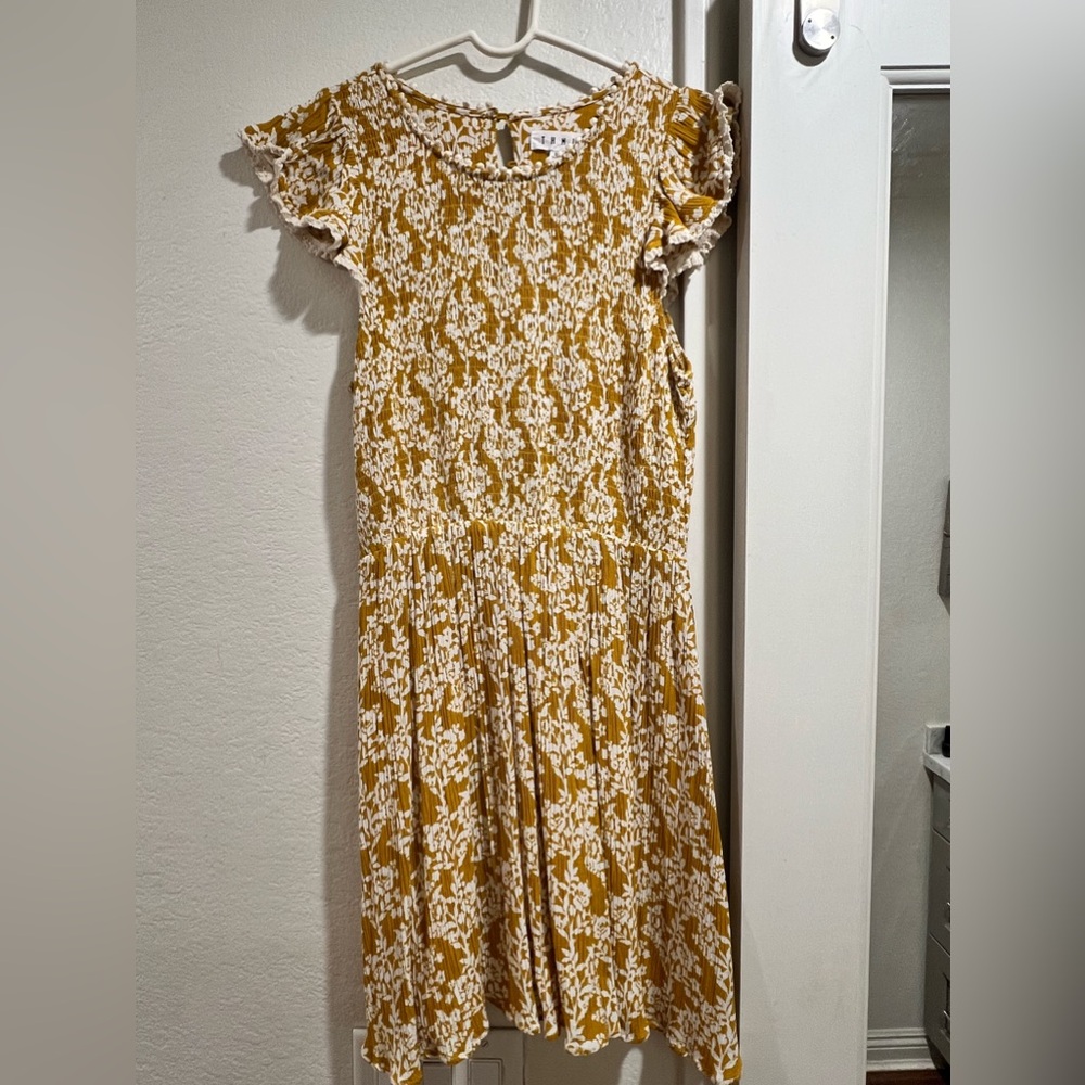 Yellow dress, short sleeve with slight cap sleeve